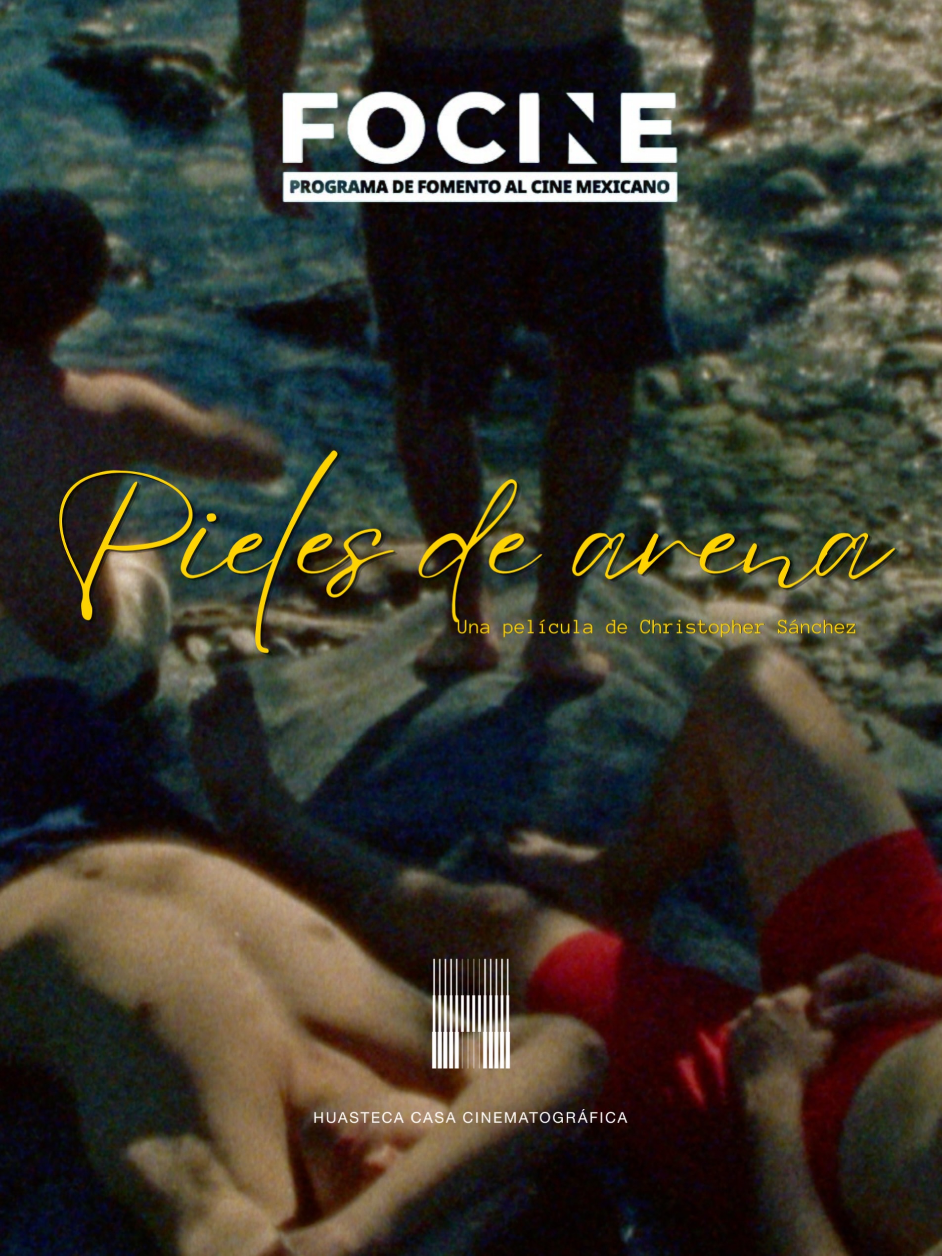 Pieles de arena dirigida por Christopher Sánchez y producida por @paloma.petra y @anamcasas8 ganó FOCINE para Producción de largometrajes de ficción ✨
Durante el verano del 2011 en la ciudad de Monterrey, un grupo de adolescentes buscan refugiarse entre ellos, en sus cuerpos y en juegos, para escapar de la violencia que los rodea y del terrible gozo que es crecer.